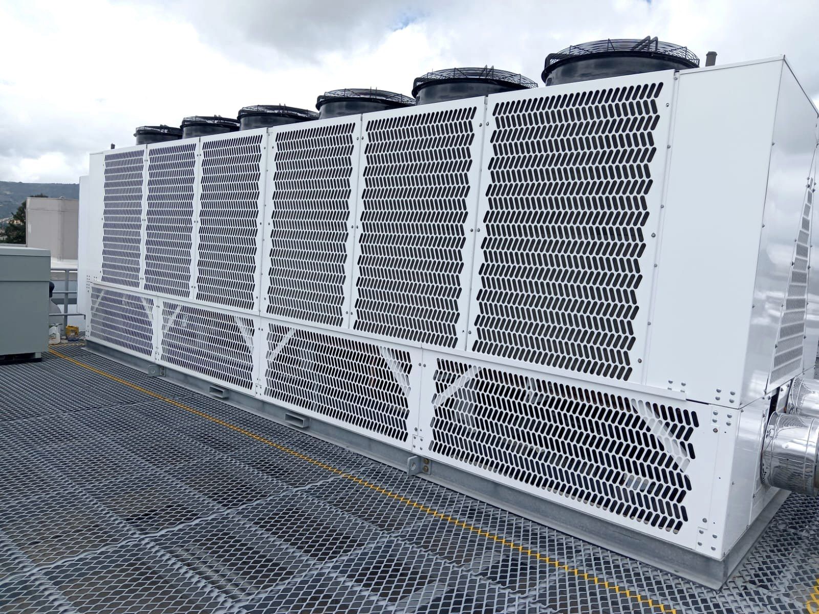 Chiller enfriado por aire instalado en cubierta industrial