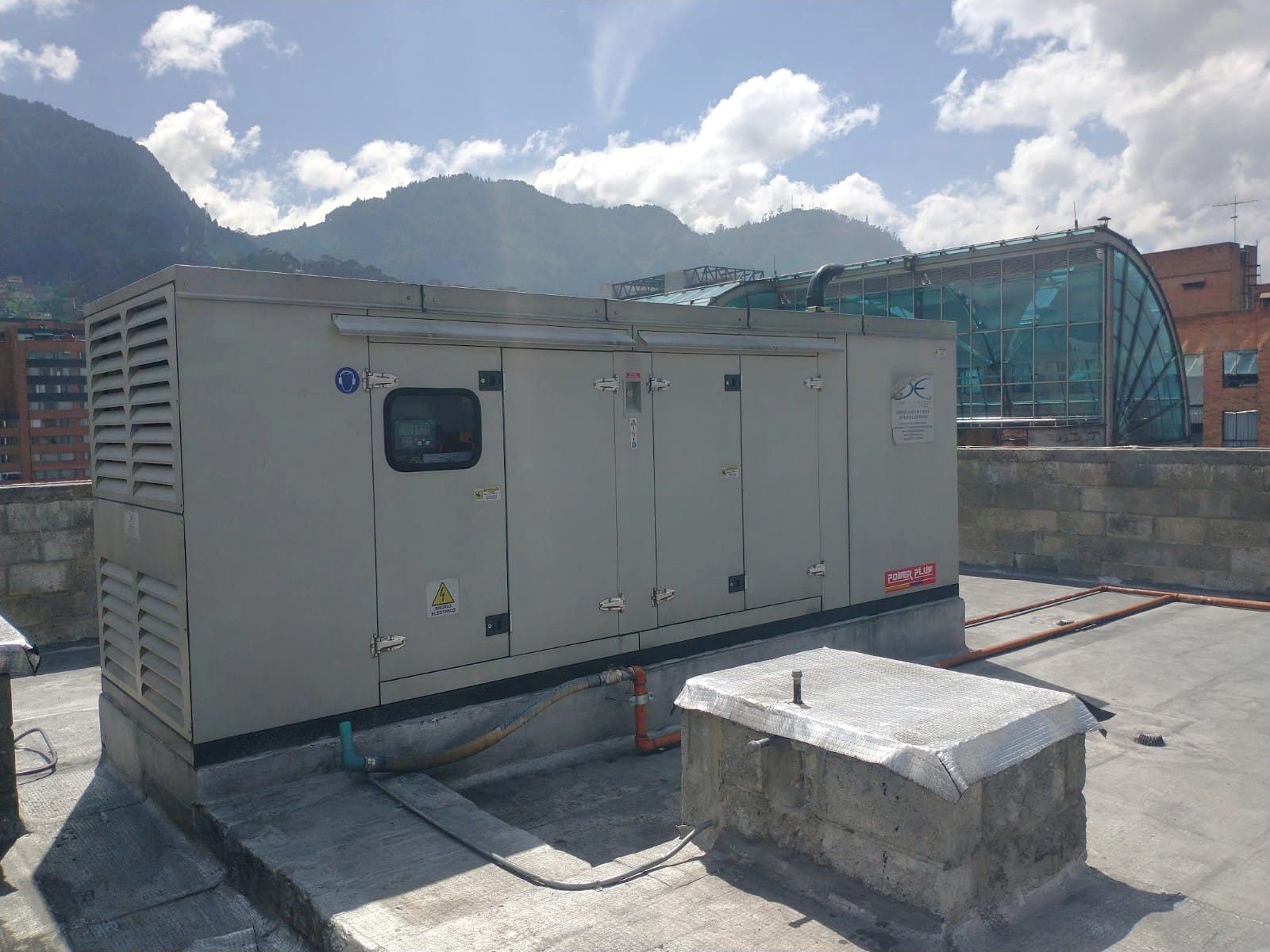 Planta eléctrica cabinada instalada en cubierta