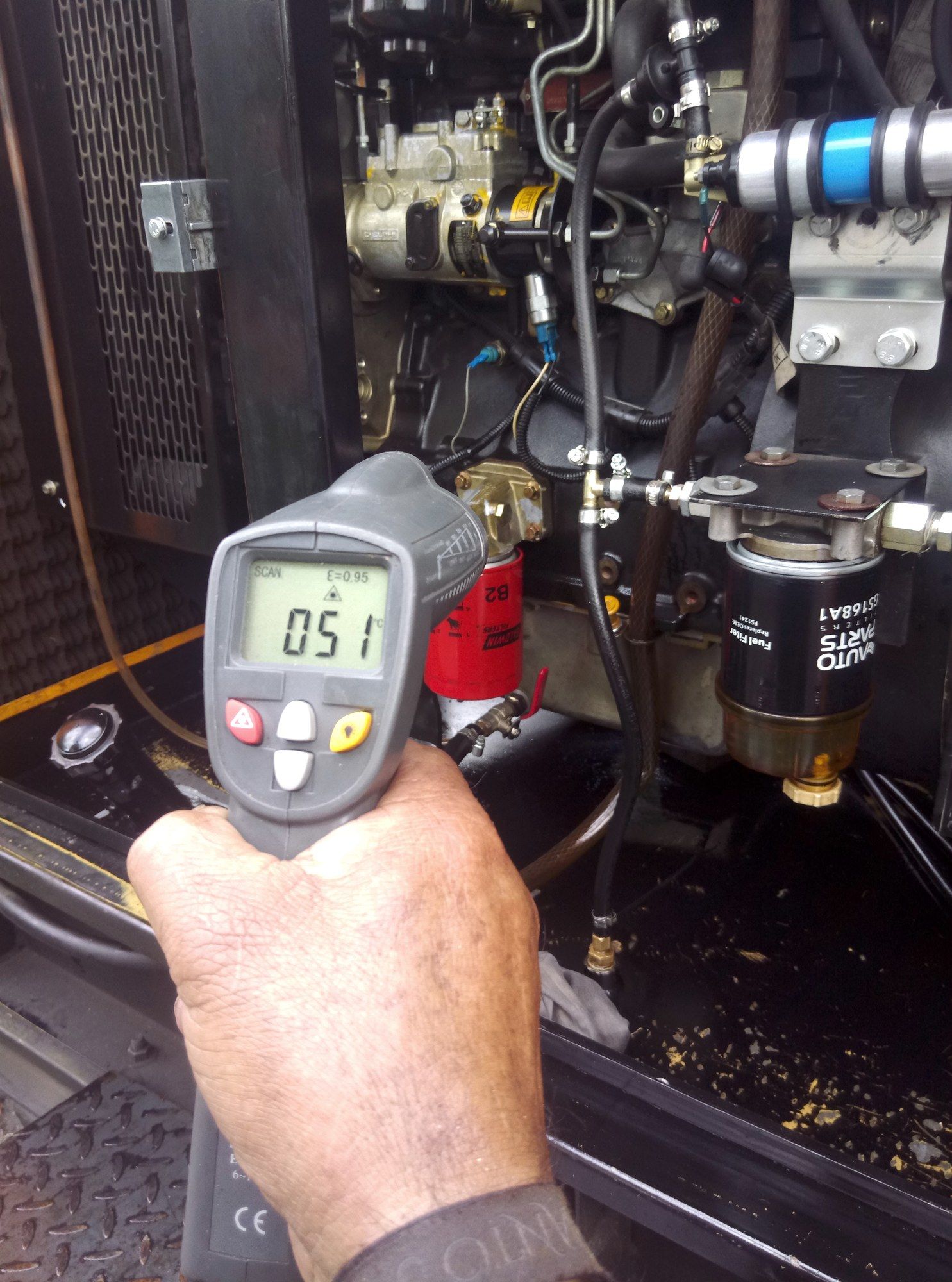 Medición de temperatura en motor diésel con termómetro infrarrojo