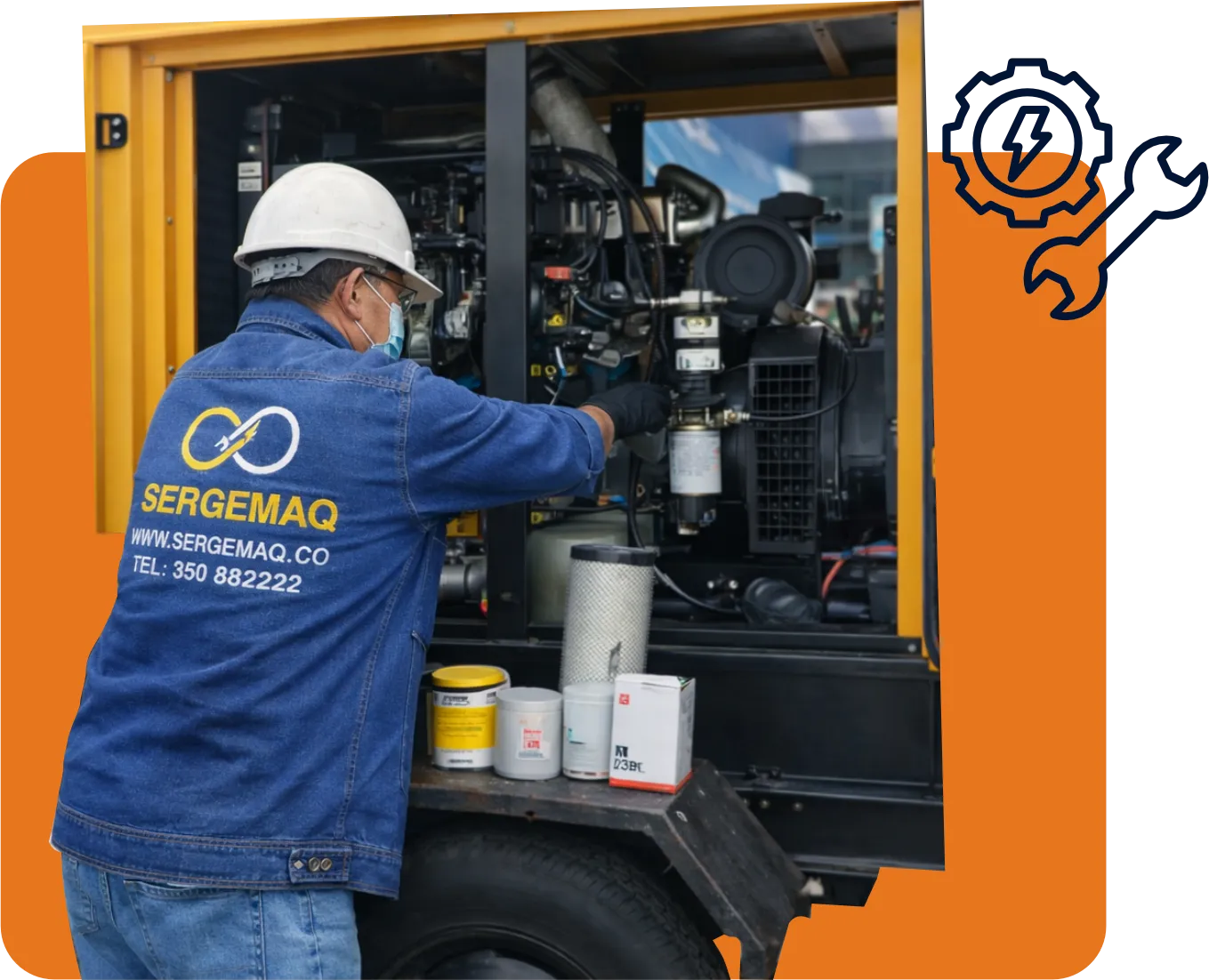 Técnico de SERGEMAQ con uniforme realizando mantenimiento a una planta eléctrica
