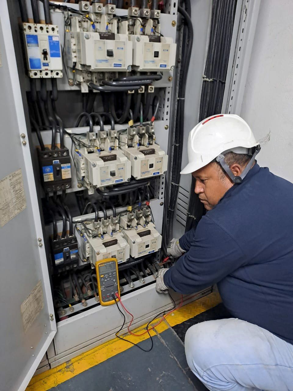 Medición con multímetro en tablero eléctrico
