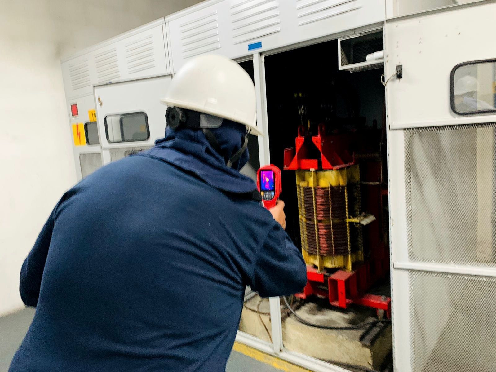 Técnico de SERGEMAQ inspeccionando una subestación