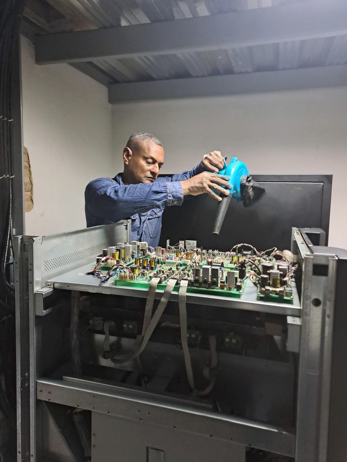 Limpieza de tarjetas electrónicas de una UPS