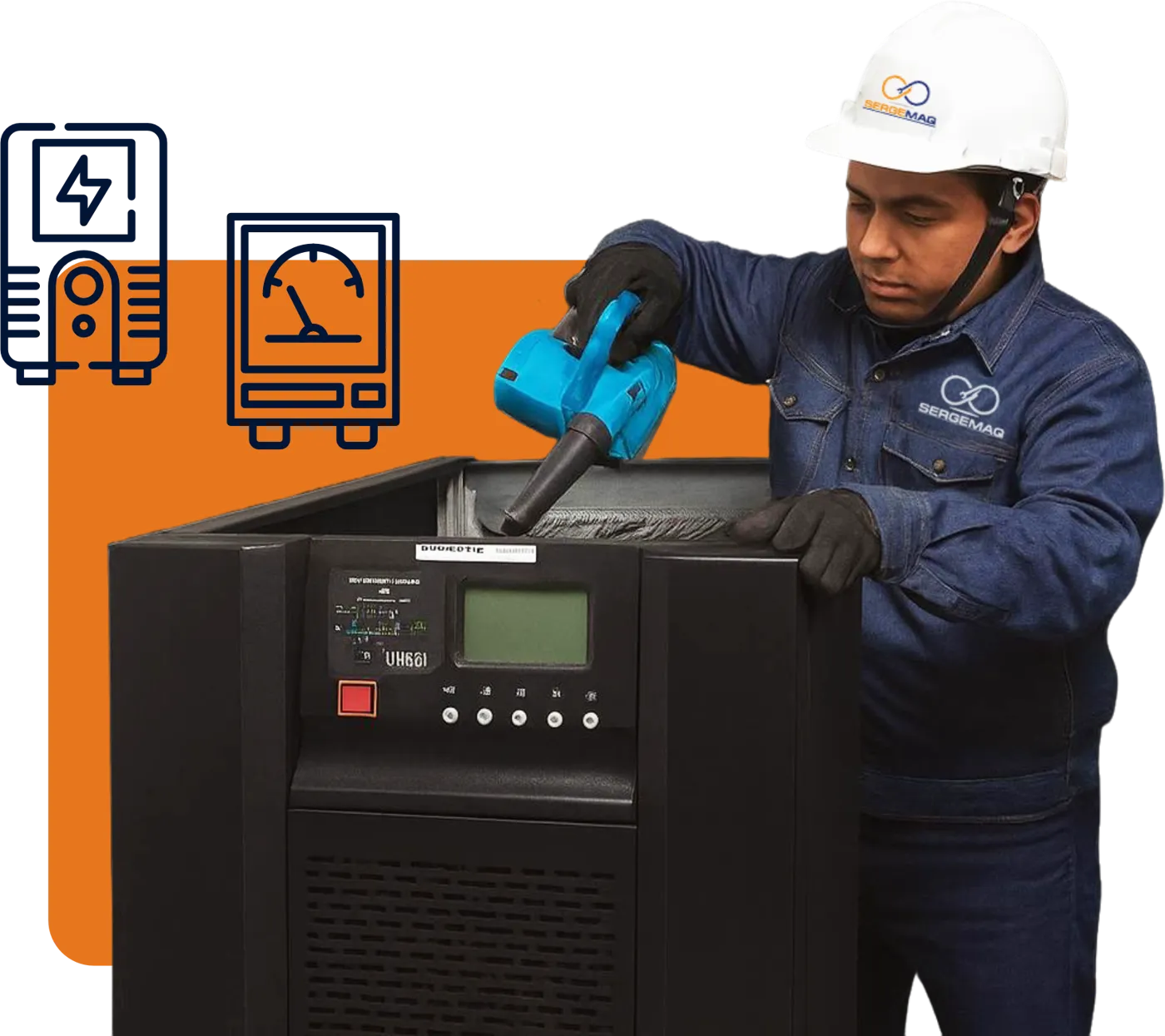 Técnico de SERGEMAQ con uniforme limpiando una UPS